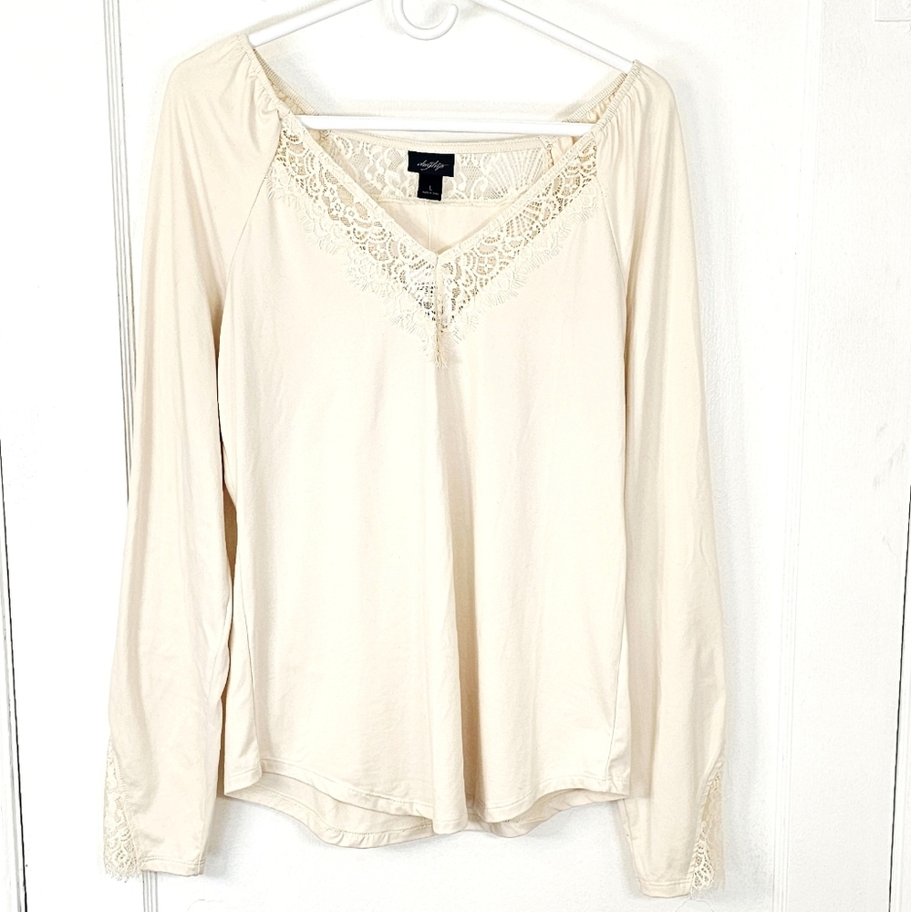 New✨️Lace Trim Cream Top